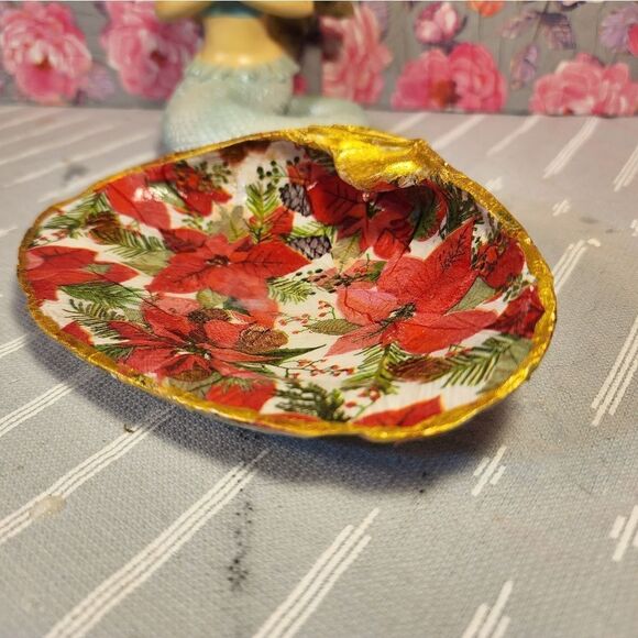 DECOUPAGE CLAM SHELL DECOUPAGE CHRISTMAS POINSETTIA ON A CLAM SHELL TRINKET DISH - Picture 7 of 10
